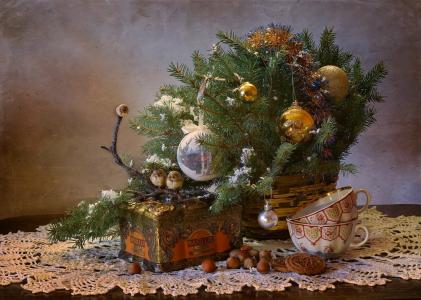 假期，新年，圣诞节，装饰，篮子，分支机构，云杉，树，装饰品，玩具，球，框，分支，鸟，杯子，坚果，饼干