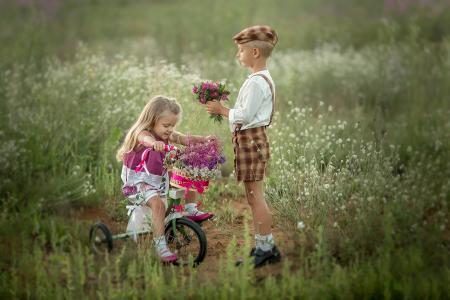 安娜·佩特洛娃，孩子们，男孩，女孩，夫妇，自然，夏天，田地，自行车，篮子，鲜花，花束