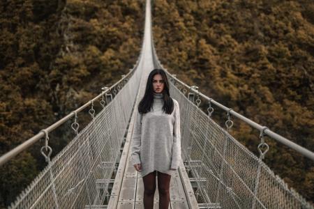 马伦巴尔德拉马阿尔瓦雷斯，女孩，模型，桥，秋天