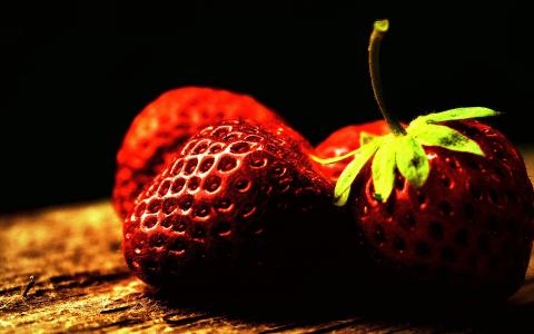 新鲜的草莓，绿色的尾巴