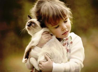 一个女孩抱着她的猫，一个温柔的友谊