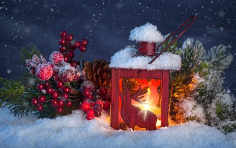 新的一年，圣诞快乐，灯笼，驯鹿玩具，明星，樱桃，新年，圣诞快乐，灯笼，鹿玩具，樱桃，蜡烛，蜡烛，雪，晚上
