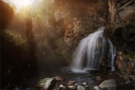 森林，岩石，阳光，瀑布，卡米什林斯基，阿尔泰，由艺术家帕维尔
