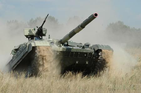 主战坦克T-64m Bulat正在攻击。