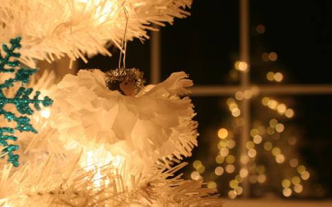 银色圣诞树，背光，散景，假日，装饰