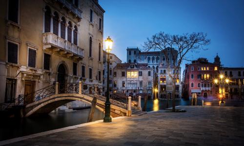 哔叽Ramelli，意大利，城市，威尼斯，运河，桥梁，建筑物，房屋，晚上，照明，灯