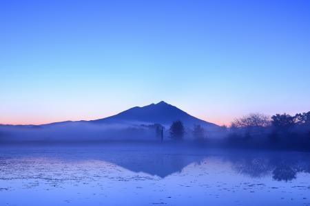 雾，阴霾，山，日本，湖，树，晚上