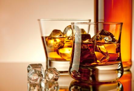 饮料，立方体，瓶，眼镜，酒精，冰，威士忌酒