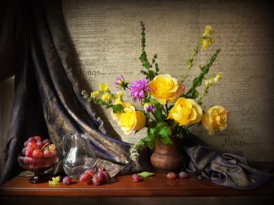 静物，架子，花瓶，花束，鲜花，玫瑰，大丽花，薄荷，窗帘，布，花瓶，浆果，葡萄，水罐，水