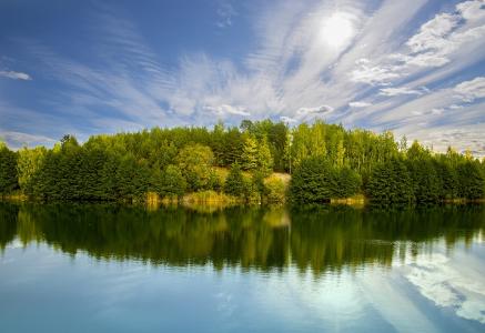 蓝色的泻湖，湖，天空，森林，云，瑞典，拉普兰