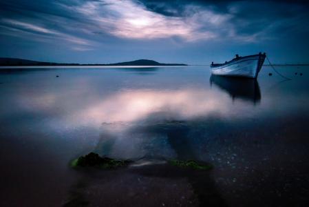船，日落，晚上，蓝色的大海，海景，通过Jeni Madjarova
