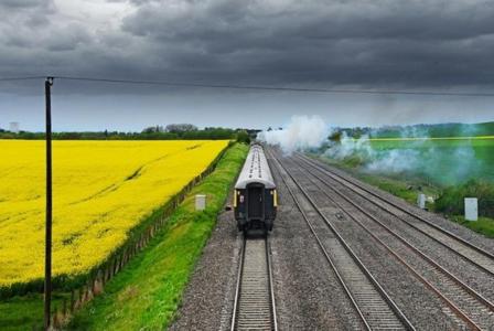 退休的火车，铁路，领域，多云的天空