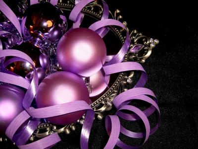 紫色的球，圣诞玩具，丝带