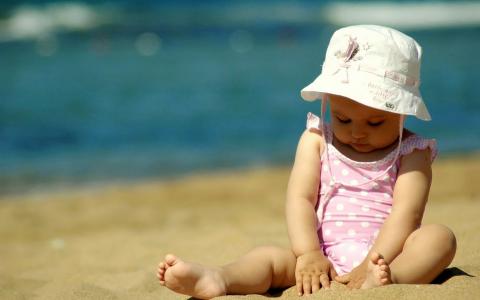 小宝宝，在沙滩上，在沙滩上