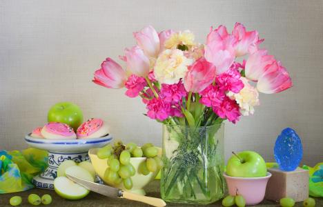 花瓶，花瓶，鲜花，郁金香，水果，苹果，浆果，葡萄，刀，蛋糕