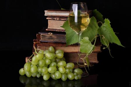 葡萄，书籍，酒，玻璃，头脑的食物，藤本植物，桌子