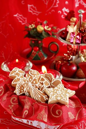 圣诞节组成，形状的饼干，水果在背景中，红色的背景