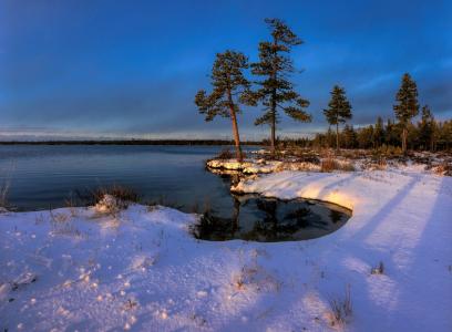 第一场雪，湖，树木，阳光，蓝天