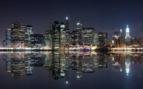 玻璃水，城市的反射，在晚上的摩天大楼