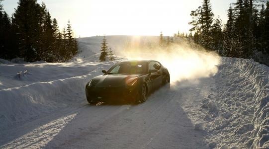 法拉利，超级跑车，速度，冬天，森林，雪，路，美丽