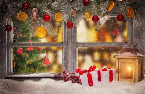 假期，新年，圣诞节，窗口，冬天，窗台，圣诞树，分支机构，浆果，针，装饰，玩具，球，切片，橙色，灯笼，框，礼品