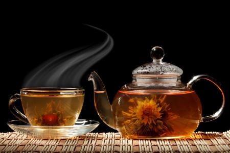 花，茶碟，黑色的背景，茶壶，茶，杯子