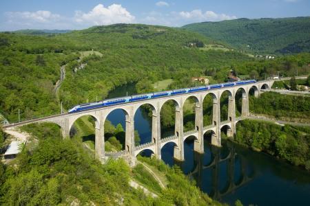 法国，桥梁，渡槽，火车，绿化，山，河，天空，美丽