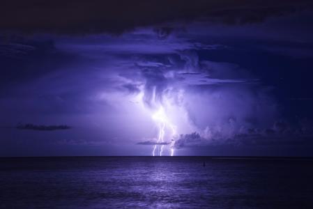 10亿伏，40万和雷电，雷暴，海洋，海，夜，天空，云，危险，浮标