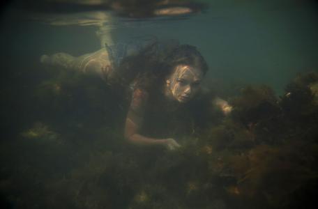 女孩，在水下，海藻