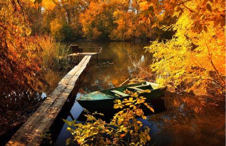 一个安静的角落，一条小溪，一座桥，一条船，树，黄叶，米哈伊奇