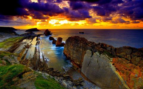 海，日落，发光，紫色的天空，云，岩石，海岸