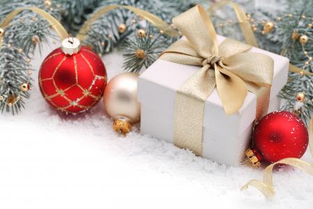 礼品，框，框，白，丝带，弓，球，球，黄金，红色，玩具，毛皮树，分支机构，雪，假期，新年，圣诞节，圣诞节，新年