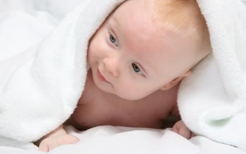婴儿在毛巾
