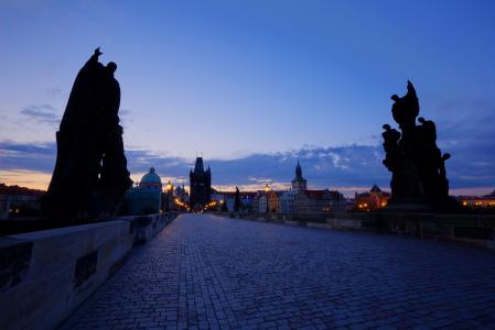 捷克共和国，布拉格，首都，城市，查理大桥，晚上，黄昏，日落，天空，云，蓝色，建筑，照明，房屋，建筑物，灯，灯
