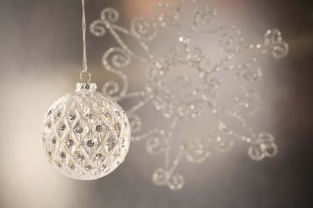辉煌的水晶（钻石，钻石）球在圣诞树上，背景中的雪花由相同的材料制成