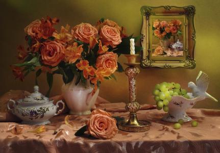 瓦伦蒂娜·科洛娃，静物，桌布，糖罐，水罐，鲜花，玫瑰，六出花，花瓶，束，浆果，葡萄，镜子，烛台，蜡烛