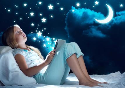 孩子，女孩，睡衣，床，晚上，天空，星星，平板电脑，云，月
