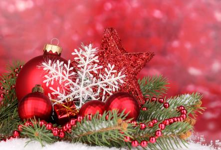 圣诞节，新年，红球，装饰，星星，雪花，礼物，散景，灯，项链，首饰，圣诞快乐，新年，红球，装饰品，星星，雪花，礼物，散景，光，项链，首饰