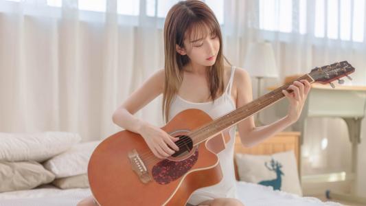 弹吉他的清纯女孩