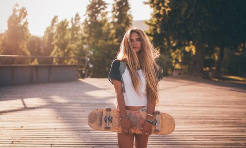 女孩，长长的头发，美容，滑板