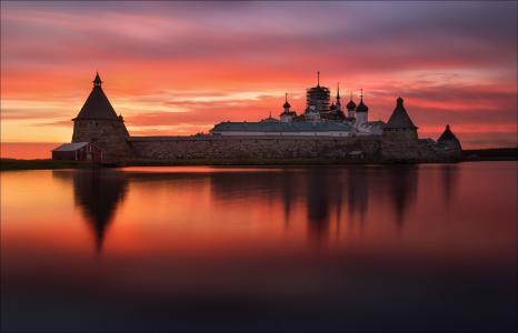 湖，猩红的日落，索洛维茨基群岛，修道院
