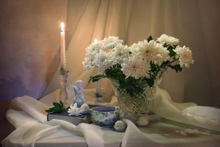 织物，窗帘，花瓶，鲜花，菊花，蜡烛，书，雕像，雕像，天使，杯子，茶，饮料，糖果