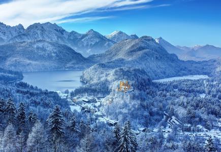 德国，巴伐利亚州南部，城堡，旧天鹅堡，旧天鹅堡，冬天，雪，山，湖泊，森林
