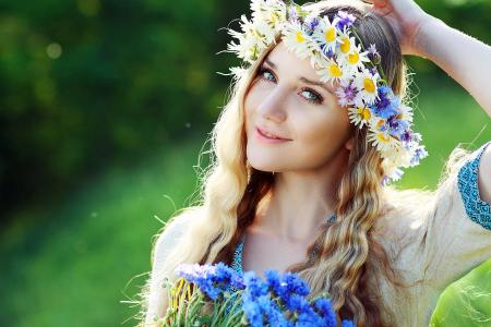 女孩，乌克兰语，看，微笑，花圈，鲜花