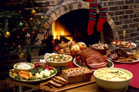 新年，节日的餐桌，餐，菜，肉，壁炉，毛皮树，袜子