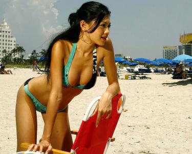 亚洲美女，在沙滩上