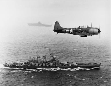 战舰华盛顿，轰炸机，远处的航空母舰