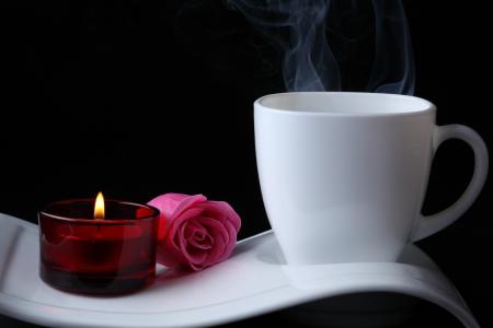 咖啡，蜡烛，鲜花，玫瑰