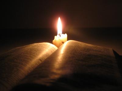 书，蜡烛，圣经，黑暗