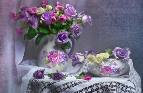 瓦伦蒂娜Kolova，桌子，桌布，窗帘，水罐，花瓶，鲜花，玫瑰
